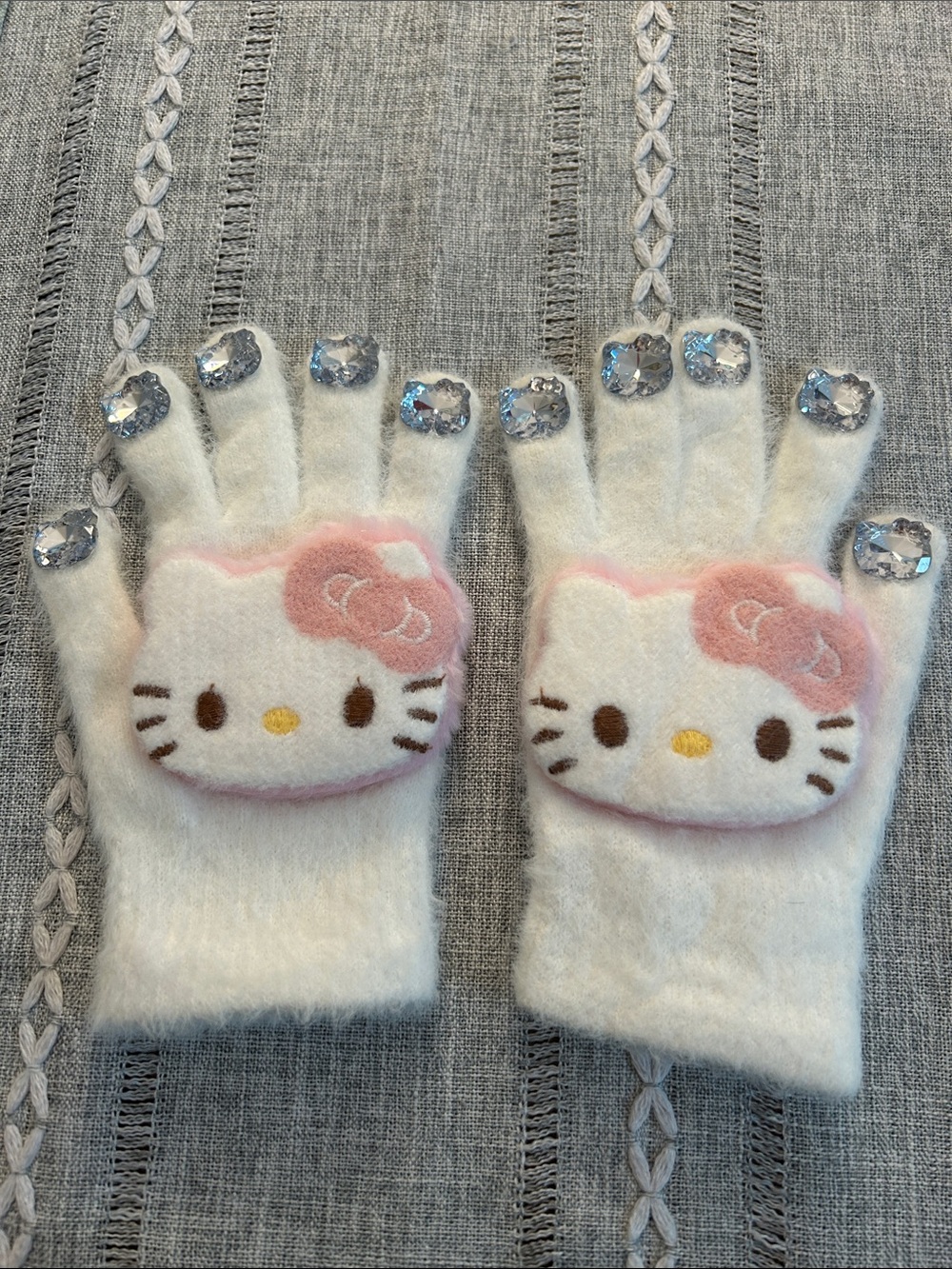 Hello Kitty White & Pink Kids Gloves with Gem Tips
